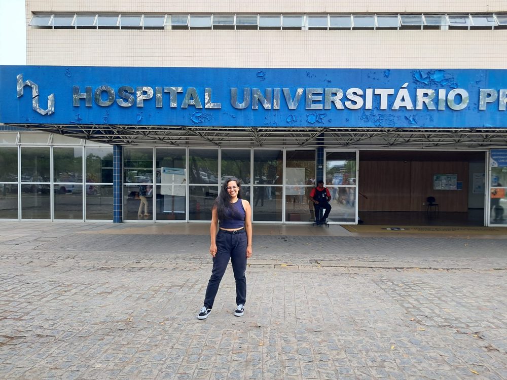 Myllena em frente ao Hospital Universitário