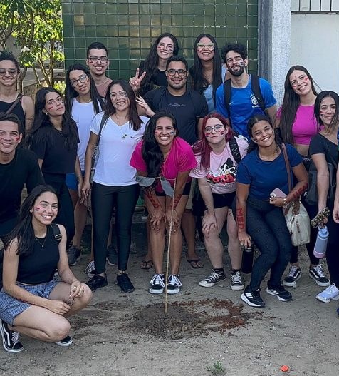 Myllena com a turma de Medicina plantando uma árvore na semana de acolhimento